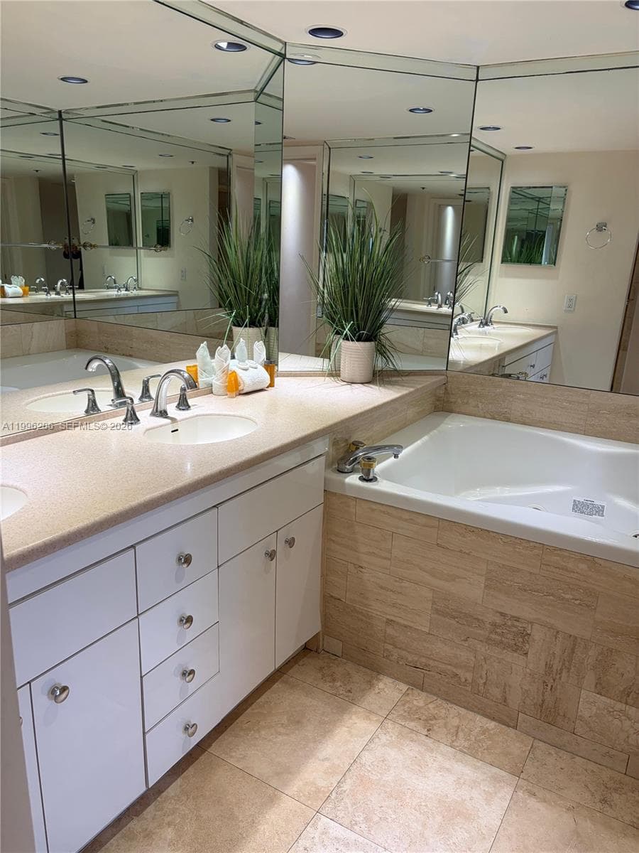 1717 N Bayshore Dr # 2254, Miami FL 33132 — 16