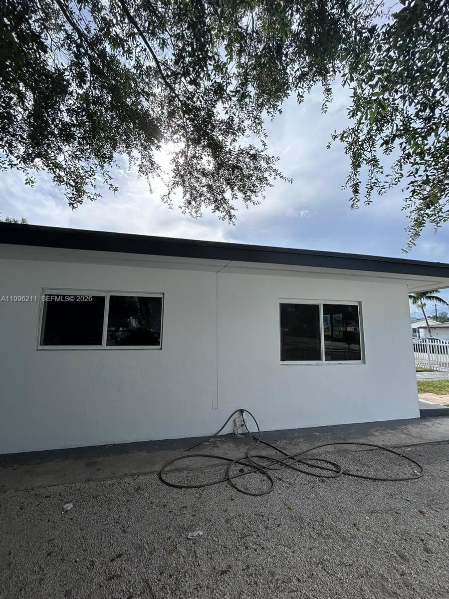1128 NW 76th St, Miami FL 33150 — 27