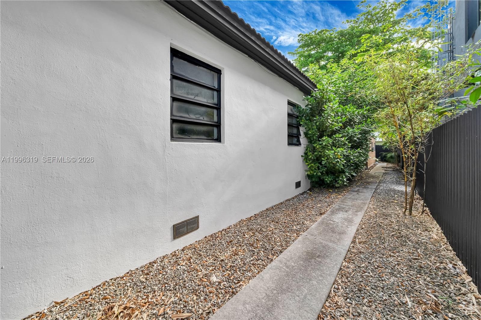 3033 Hibiscus St, Miami FL 33133 — 18