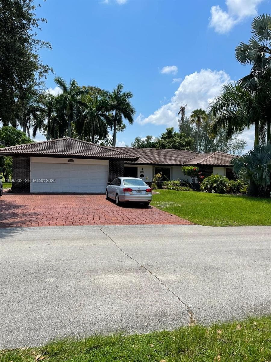19265 E Saint Andrews Dr, Hialeah FL 33015 — 6
