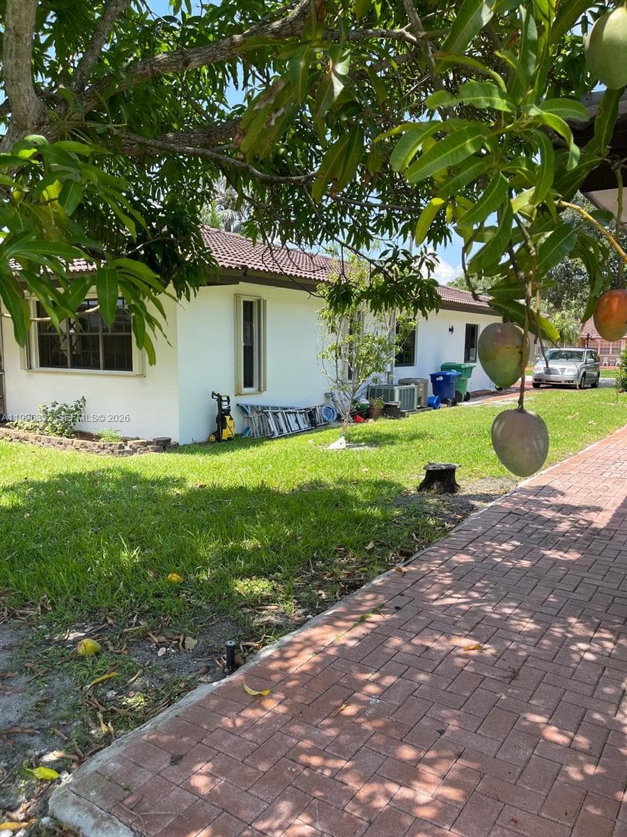 19265 E Saint Andrews Dr, Hialeah FL 33015 — 13