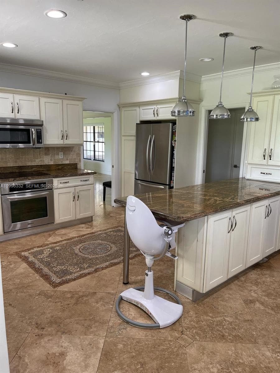 19265 E Saint Andrews Dr, Hialeah FL 33015 — 32