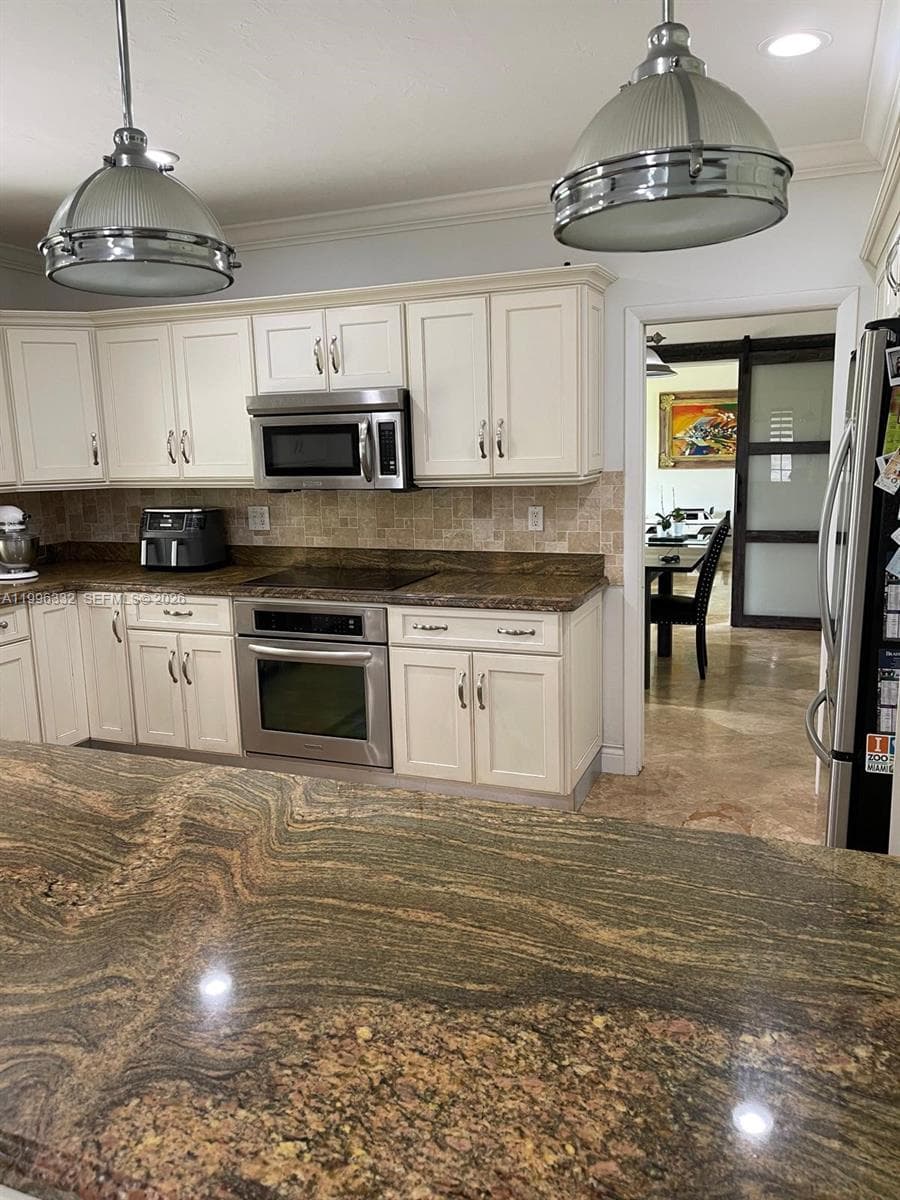 19265 E Saint Andrews Dr, Hialeah FL 33015 — 33