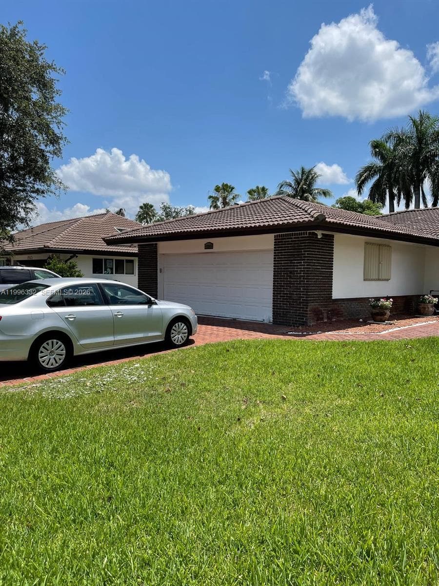 19265 E Saint Andrews Dr, Hialeah FL 33015 — 19