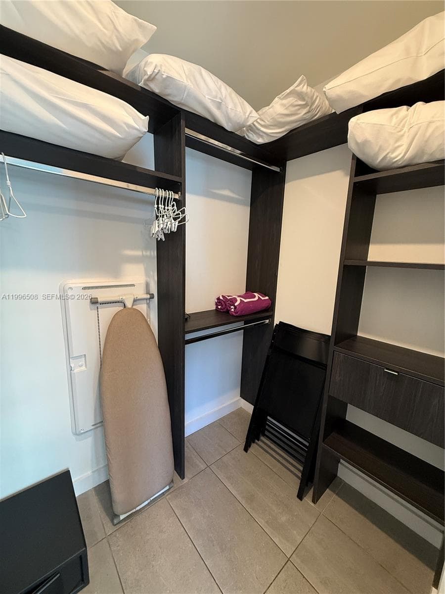 227 NE 2nd St # 2911, Miami FL 33132 — 16