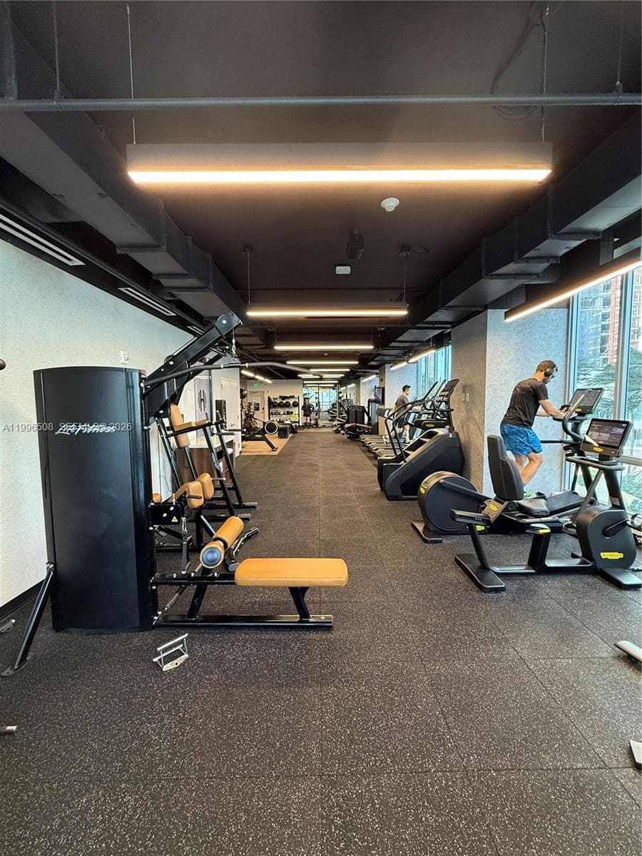 227 NE 2nd St # 2911, Miami FL 33132 — 33
