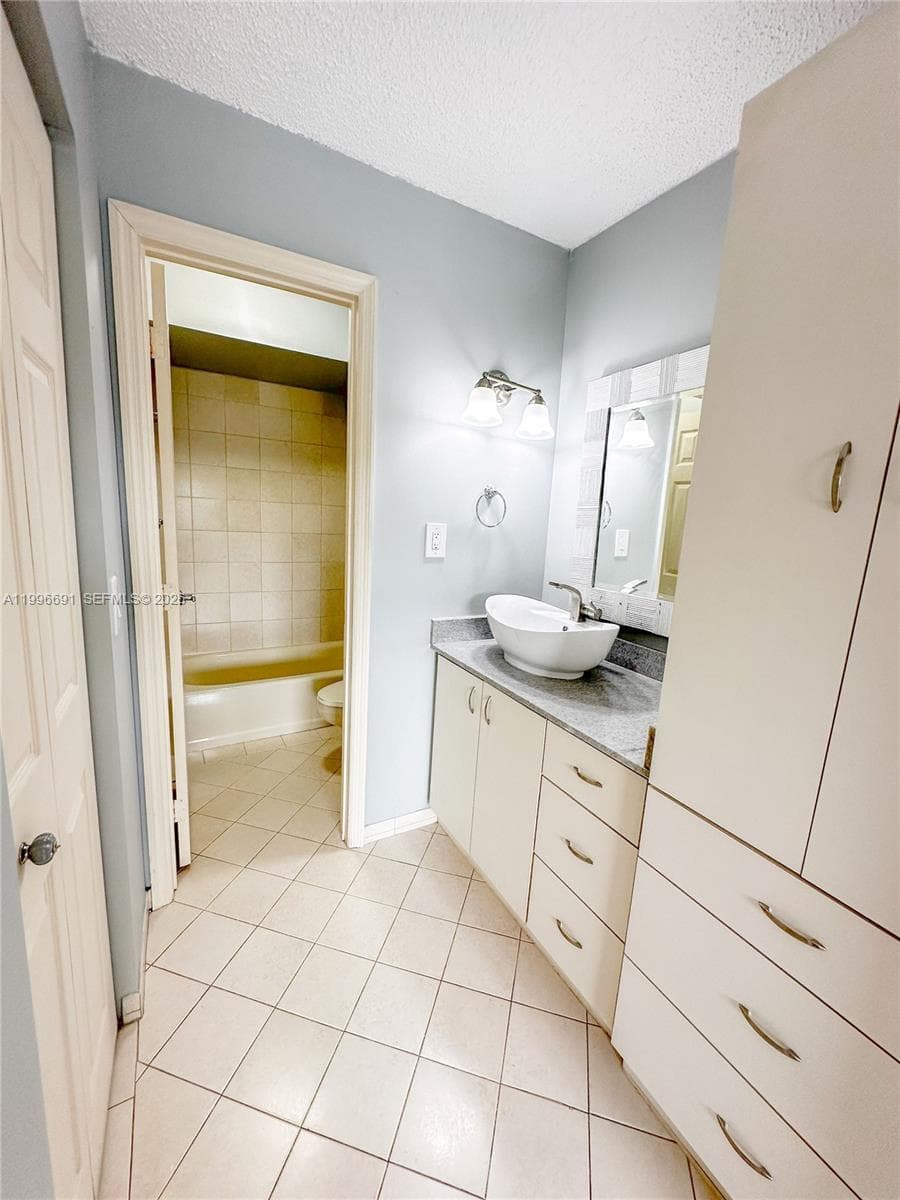 10000 NW 9th St Cir # 21, Miami FL 33172 — 16
