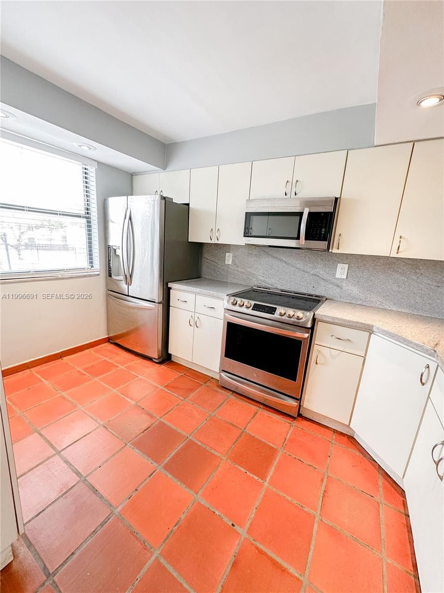 10000 NW 9th St Cir # 21, Miami FL 33172 — 9