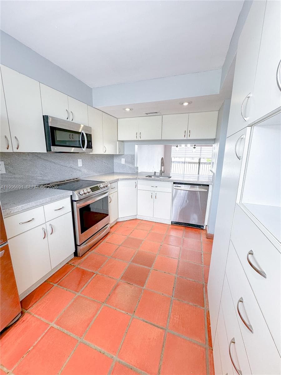 10000 NW 9th St Cir # 21, Miami FL 33172 — 10