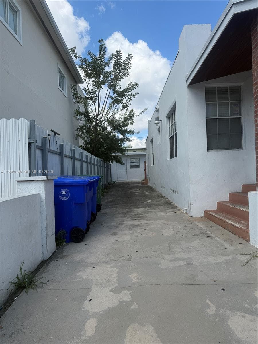 634 SW 10th Ave, Miami FL 33130 — 5