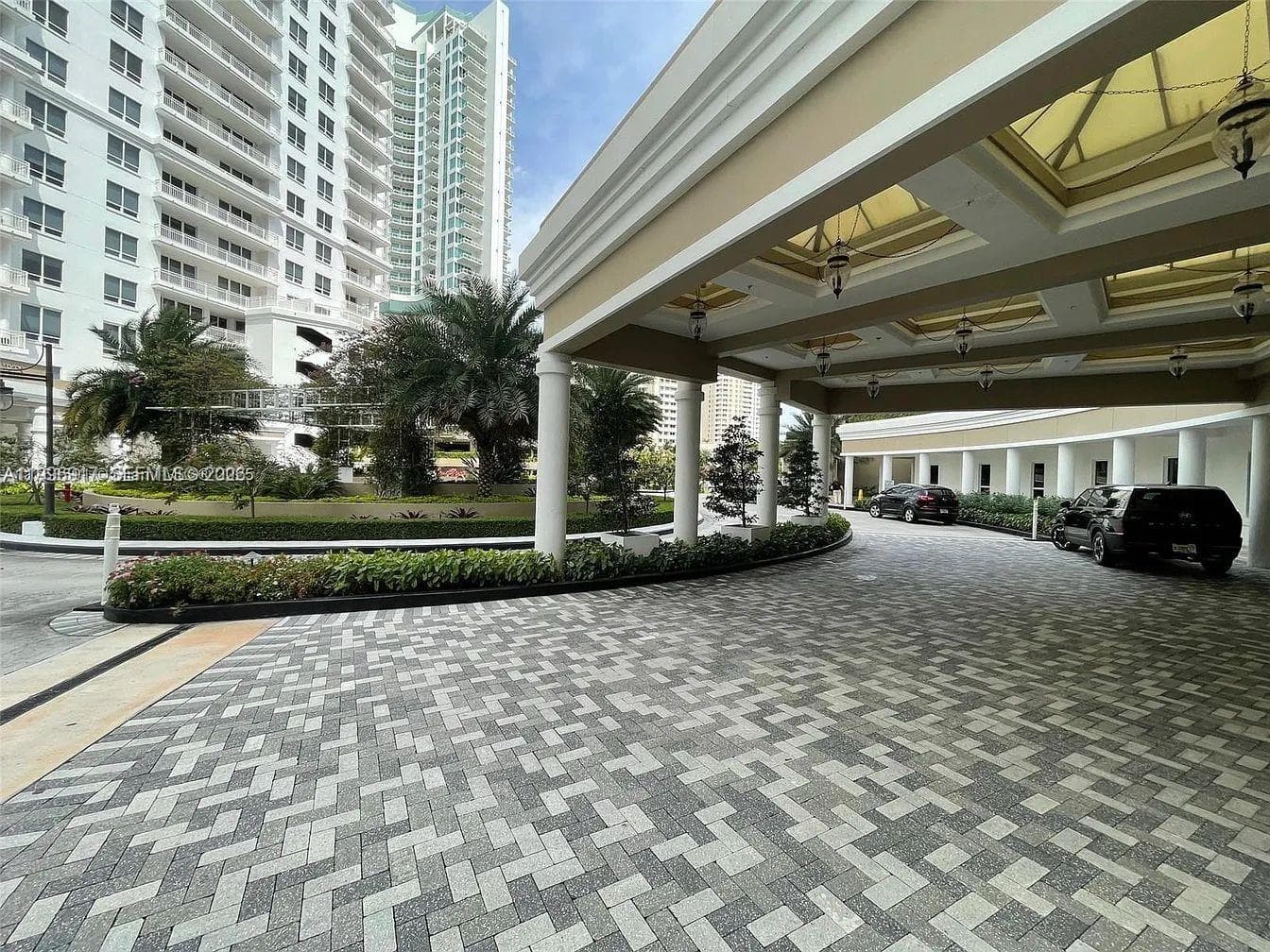 701 Brickell Key Blvd # 1611, Miami FL 33131 — 25