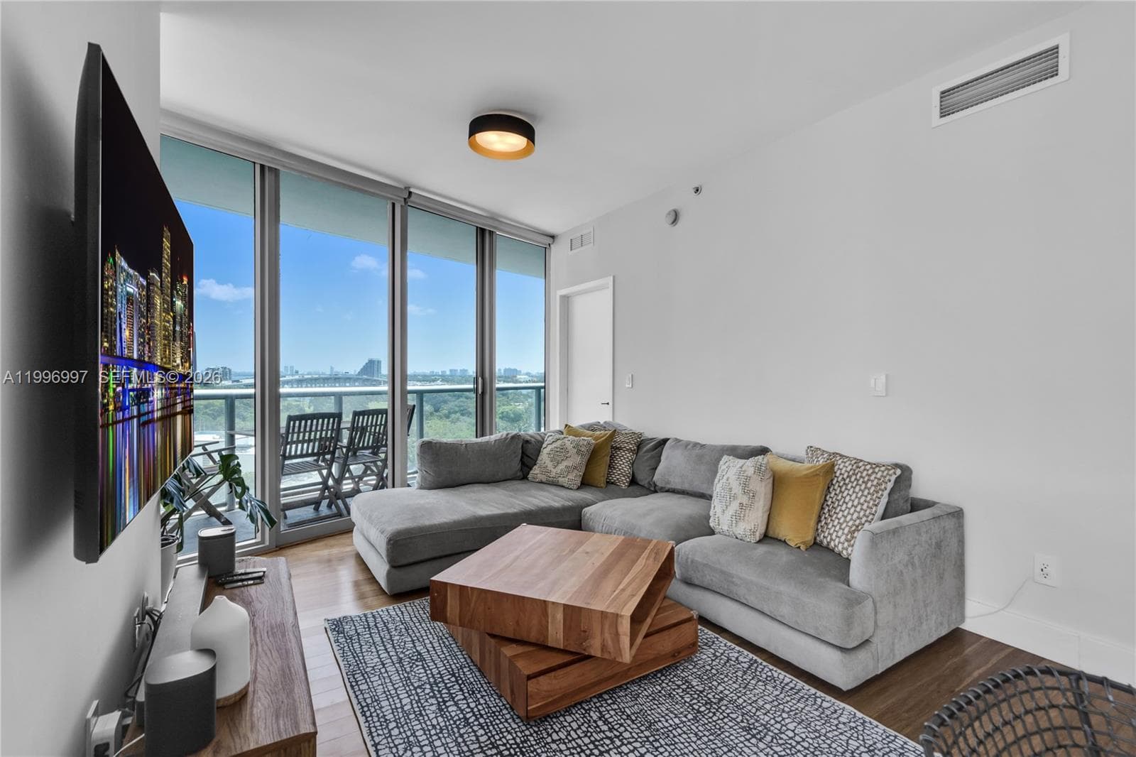 888 Biscayne Boulevard # 812, Miami FL 33132 — 1
