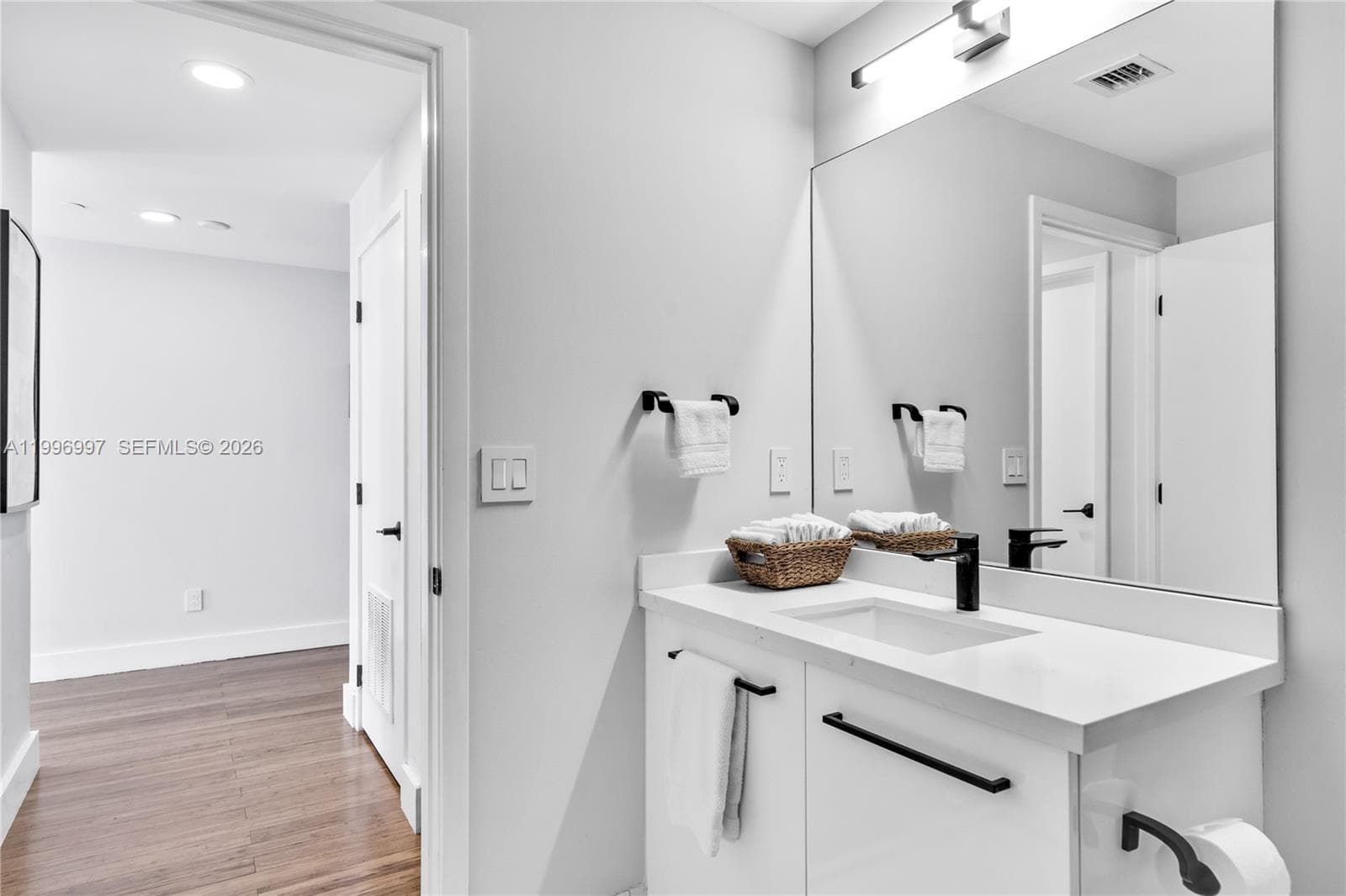 888 Biscayne Boulevard # 812, Miami FL 33132 — 24