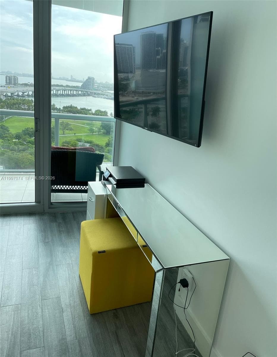 888 Biscayne Blvd # 1810, Miami FL 33132 — 27