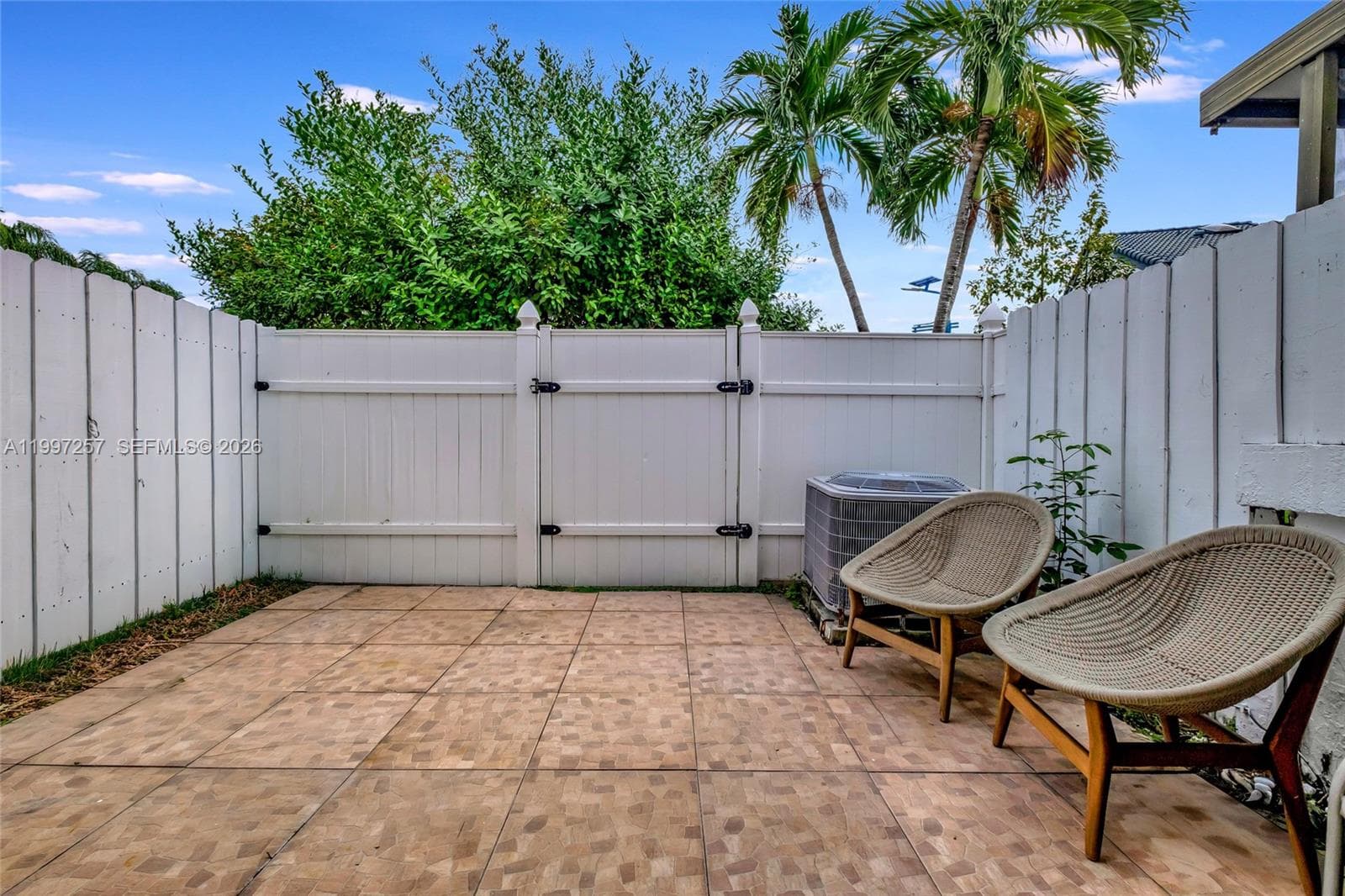 21300 San Simeon Way # K2, Miami FL 33179 — 22