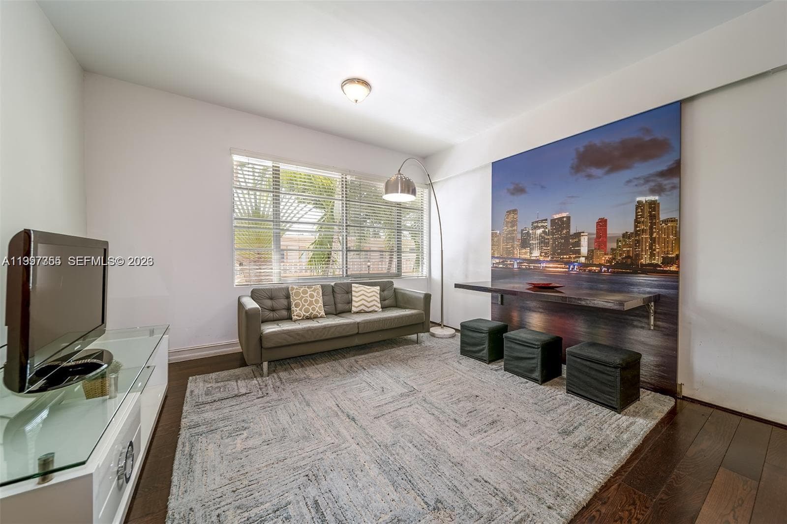 601 11th St # 206, Miami Beach FL 33139 — 2