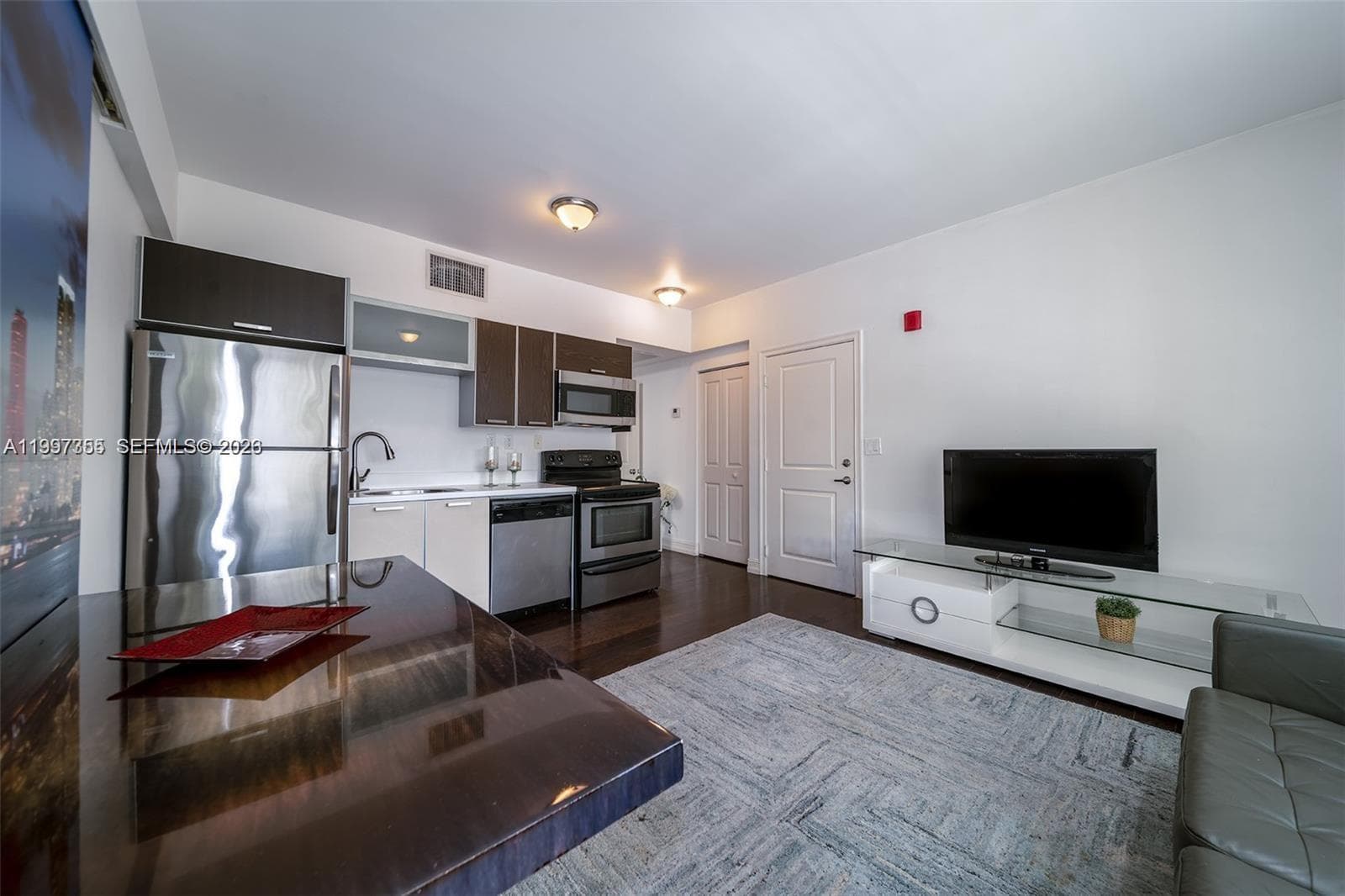 601 11th St # 206, Miami Beach FL 33139 — 3