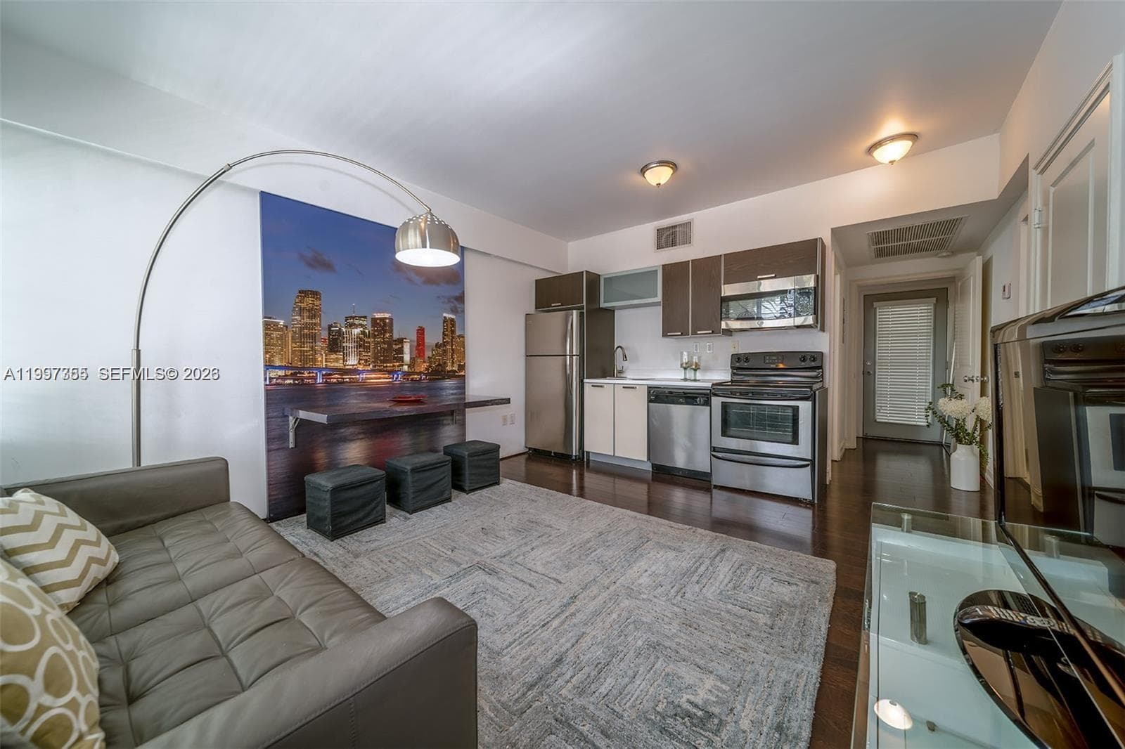601 11th St # 206, Miami Beach FL 33139 — 1
