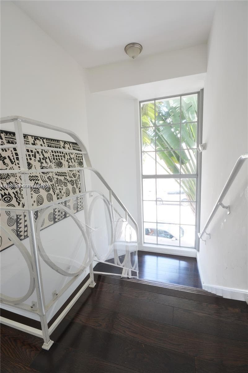 601 11th St # 206, Miami Beach FL 33139 — 8