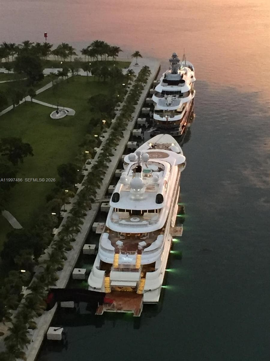 888 Biscayne Blvd # 2709, Miami FL 33132 — 26