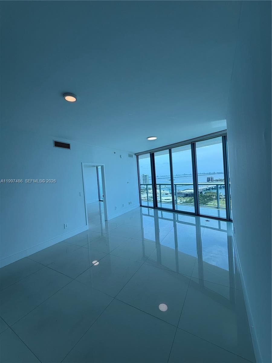 888 Biscayne Blvd # 2709, Miami FL 33132 — 7