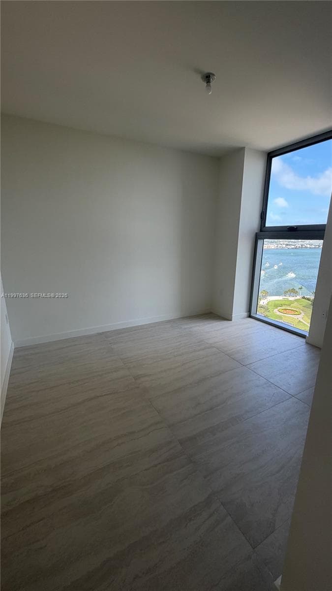 77 SE 5 # 1915, Miami FL 33131 — 24