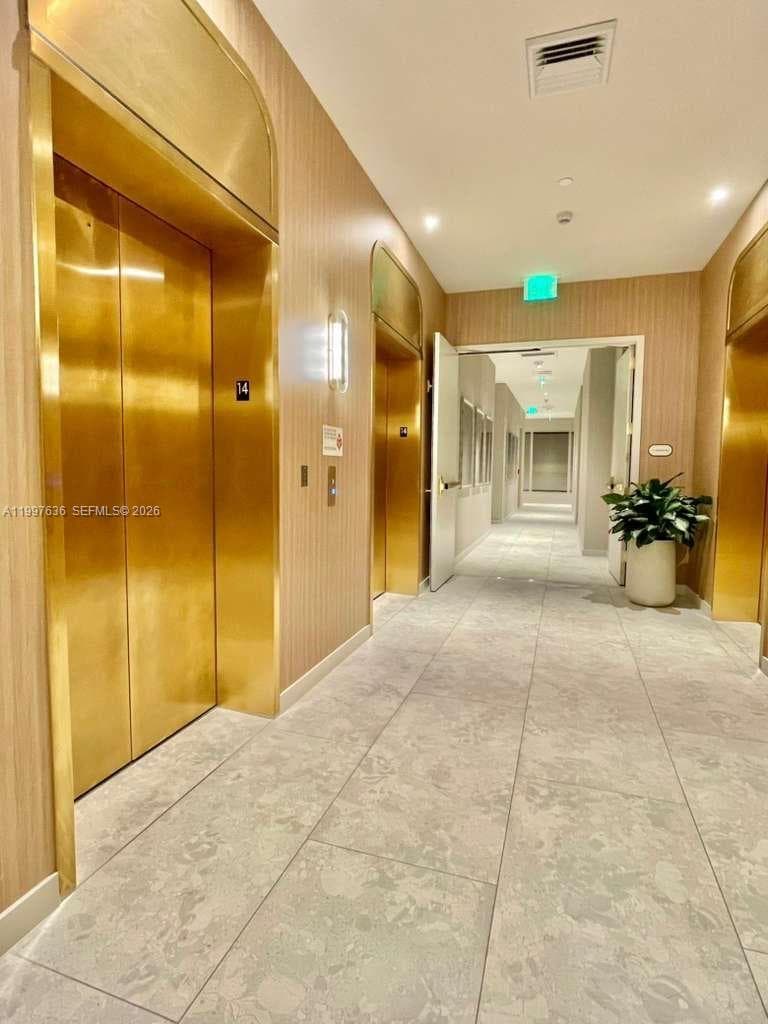 77 SE 5 # 1915, Miami FL 33131 — 11