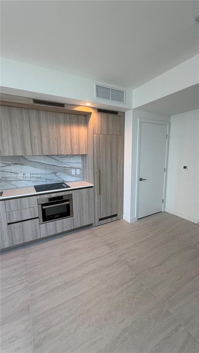 77 SE 5 # 1915, Miami FL 33131 — 19