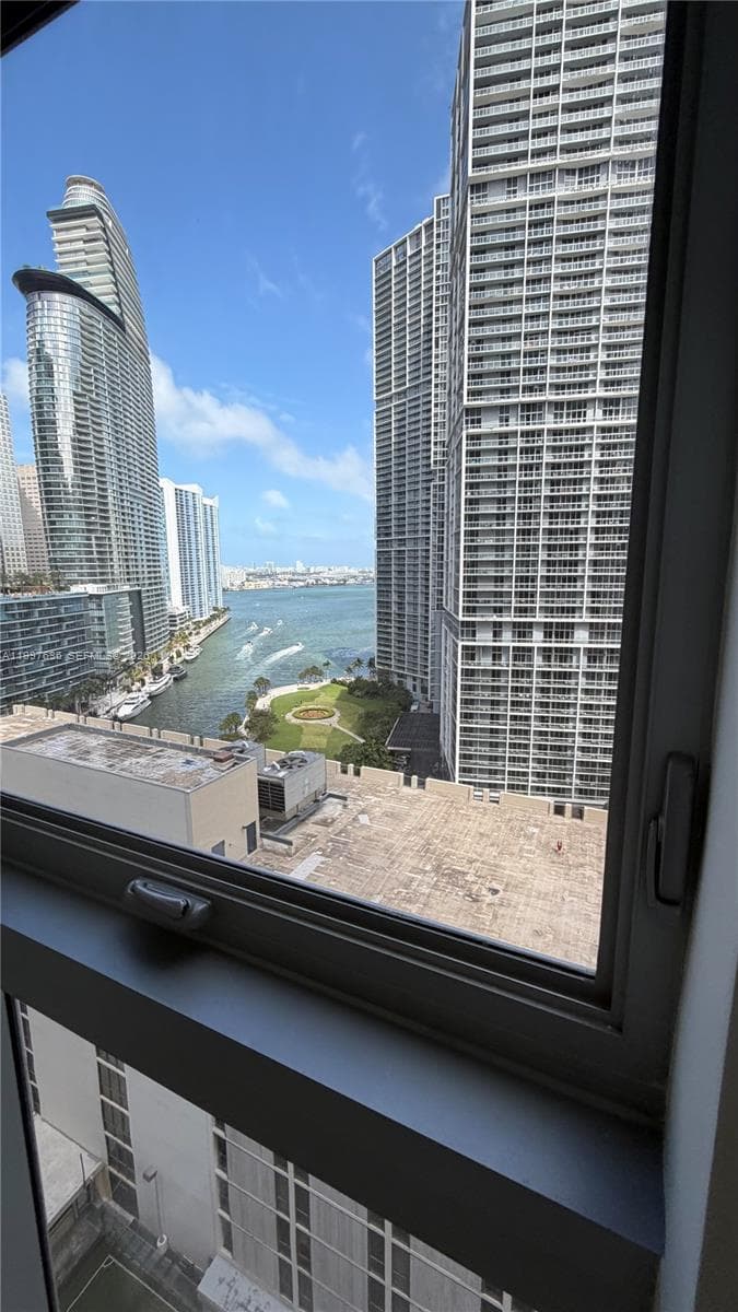 77 SE 5 # 1915, Miami FL 33131 — 25