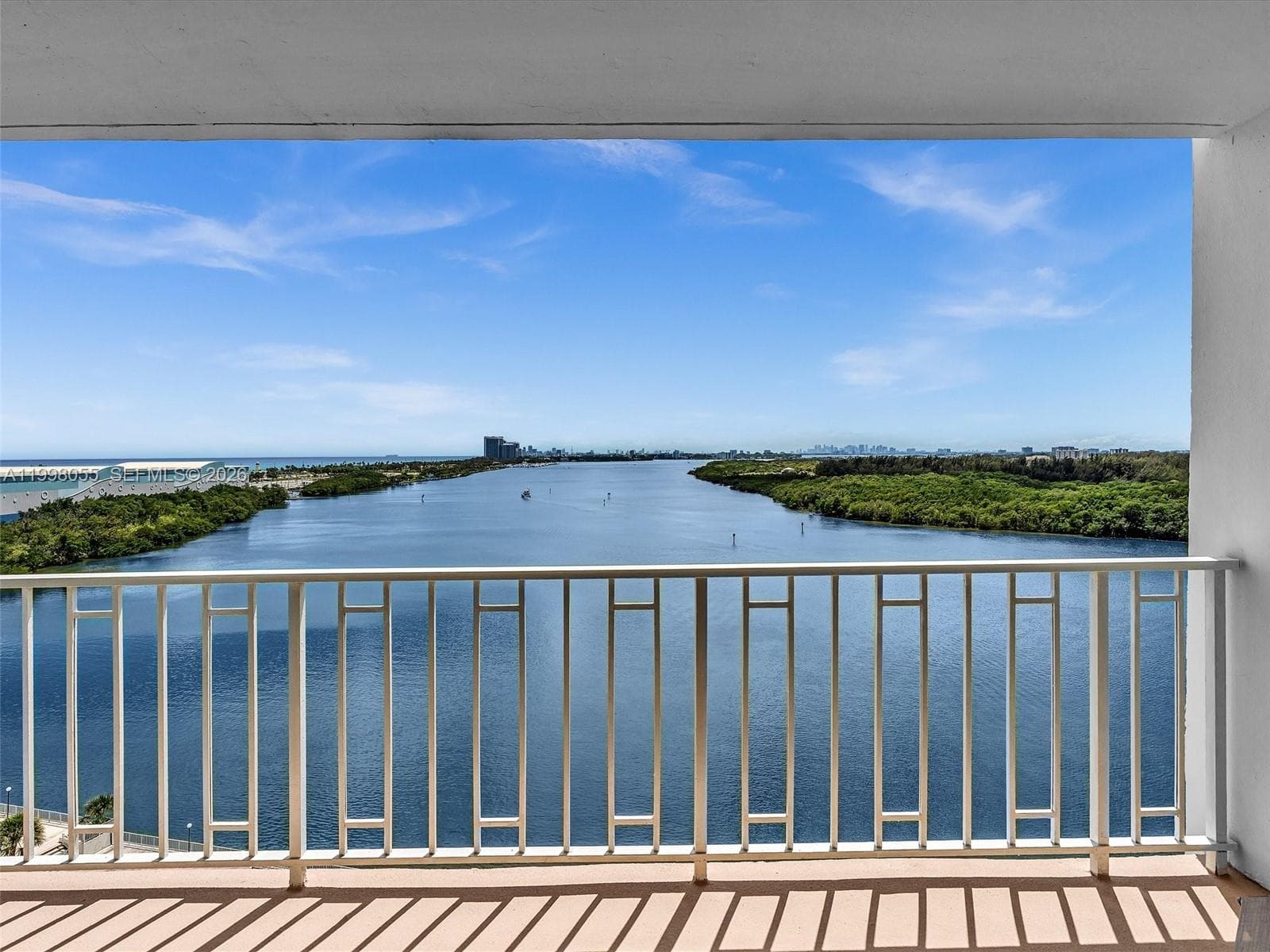 500 Bayview Dr # 1132, Sunny Isles Beach FL 33160 — 33