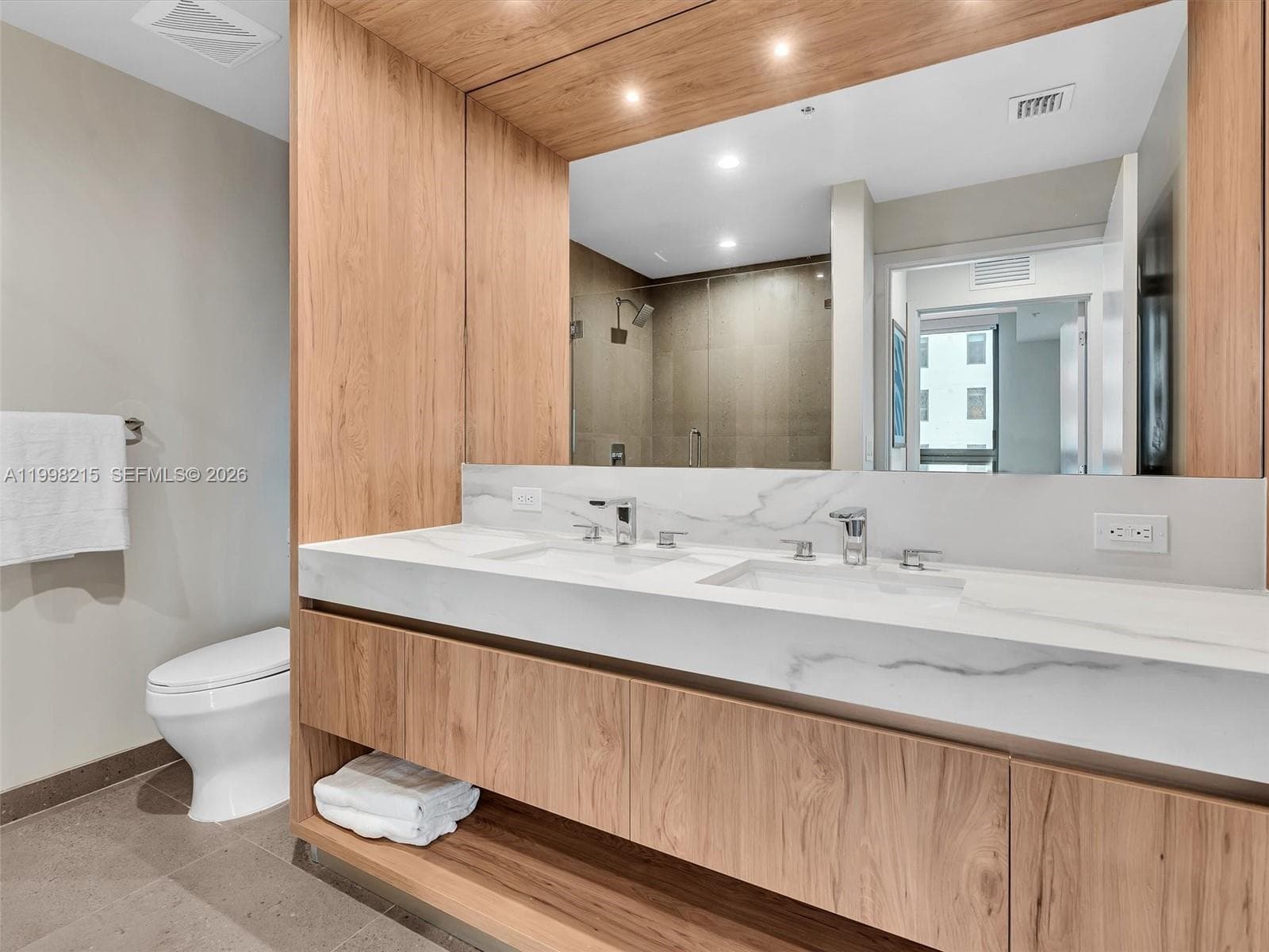 11 NE 6th street # 2214, Miami FL 33132 — 17