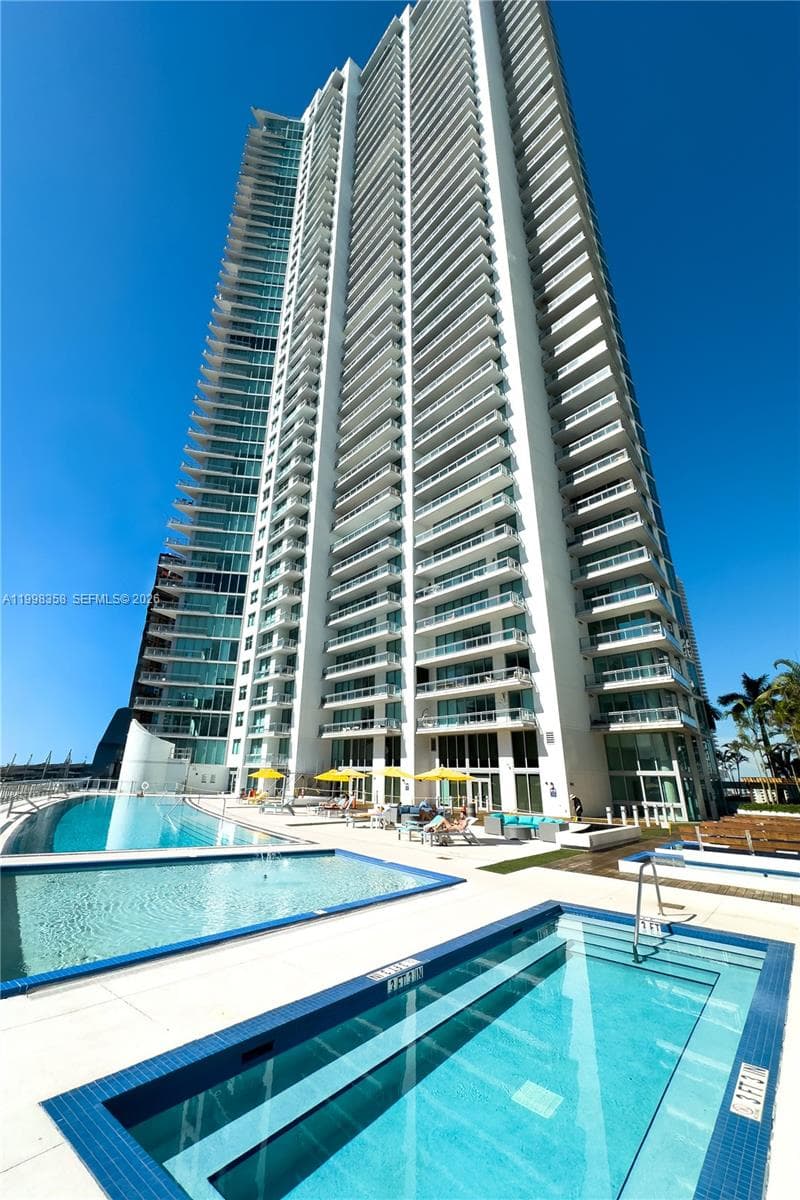 92 SW 3rd St # 3512, Miami FL 33130 — 64
