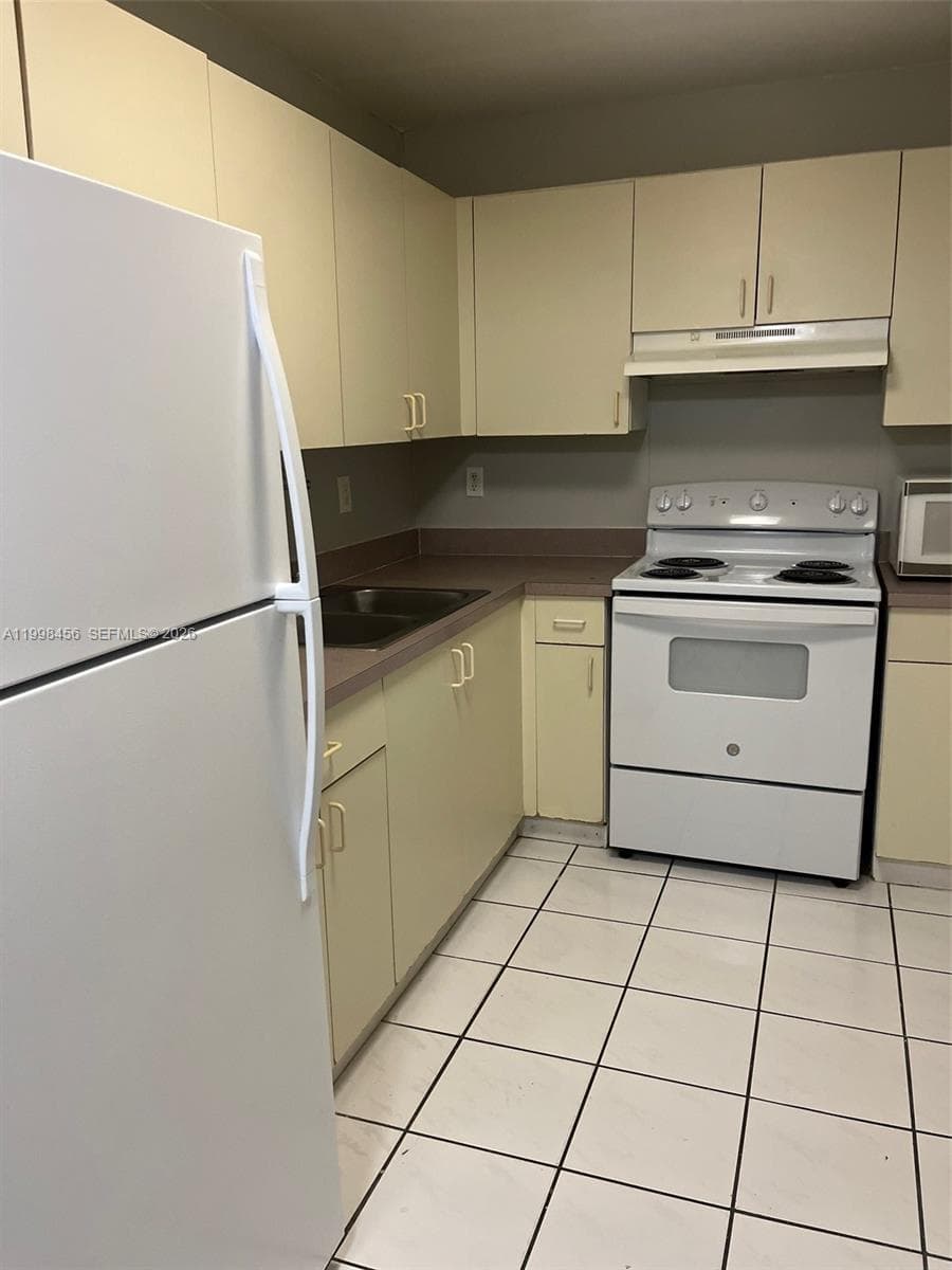 5625 W 20th Ave # 306, Hialeah FL 33012 — 3