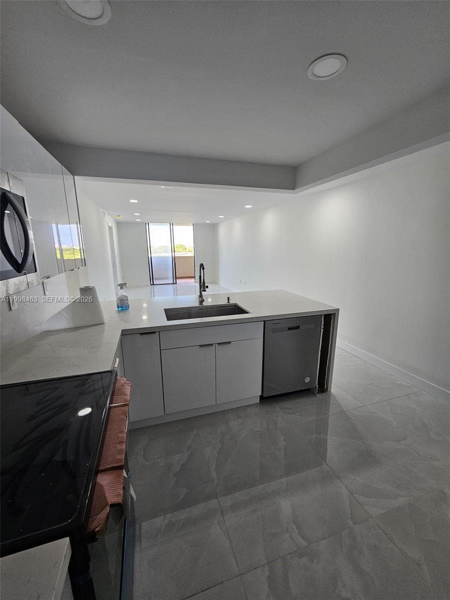 7125 Bay Dr # 506, Miami Beach FL 33141 — 5