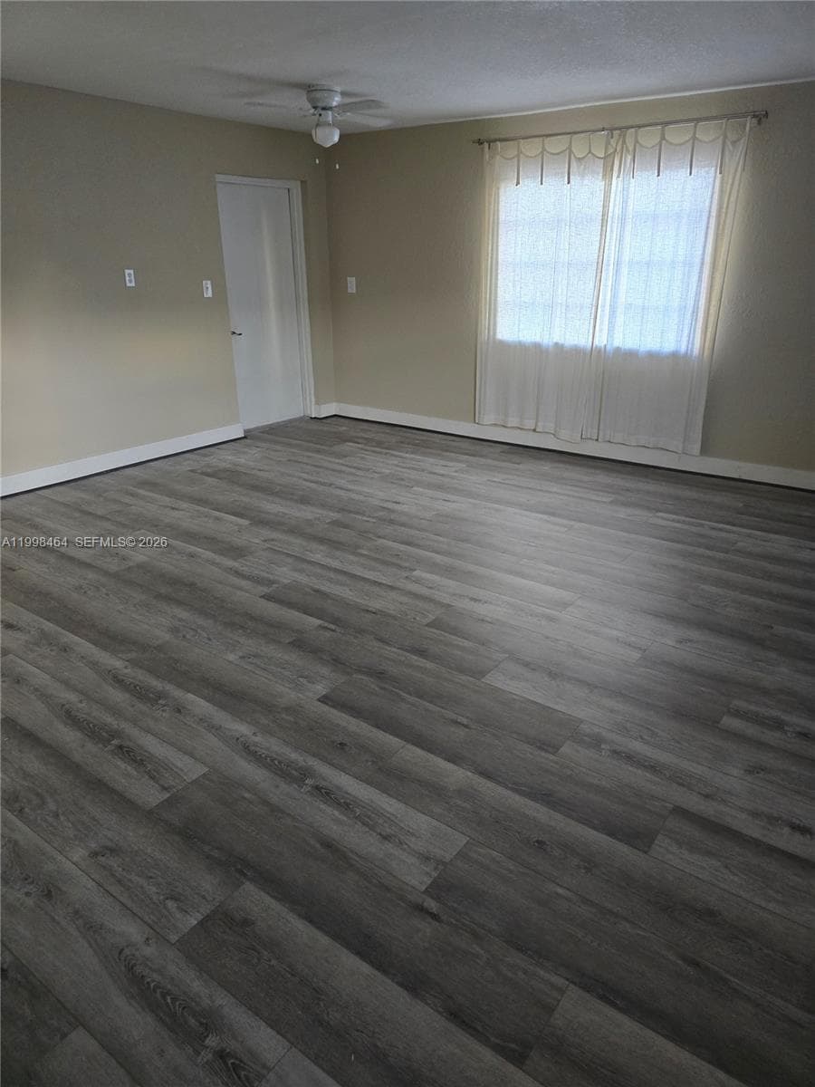 880 E 26th St, Hialeah FL 33013 — 35