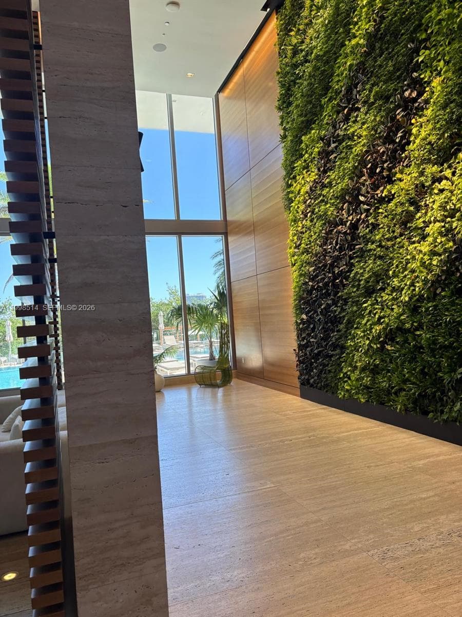 16385 Biscayne Blvd # 2118, North Miami Beach FL 33160 — 30