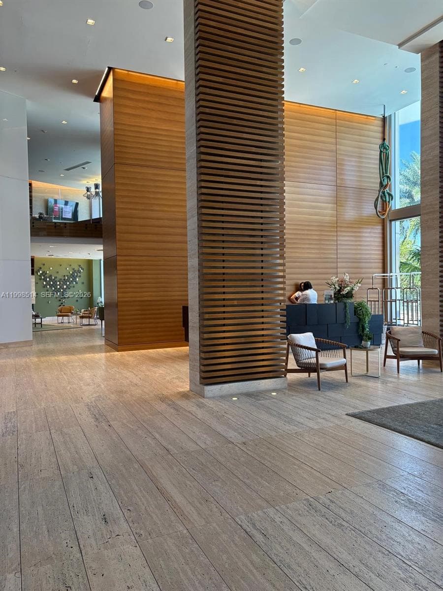 16385 Biscayne Blvd # 2118, North Miami Beach FL 33160 — 29