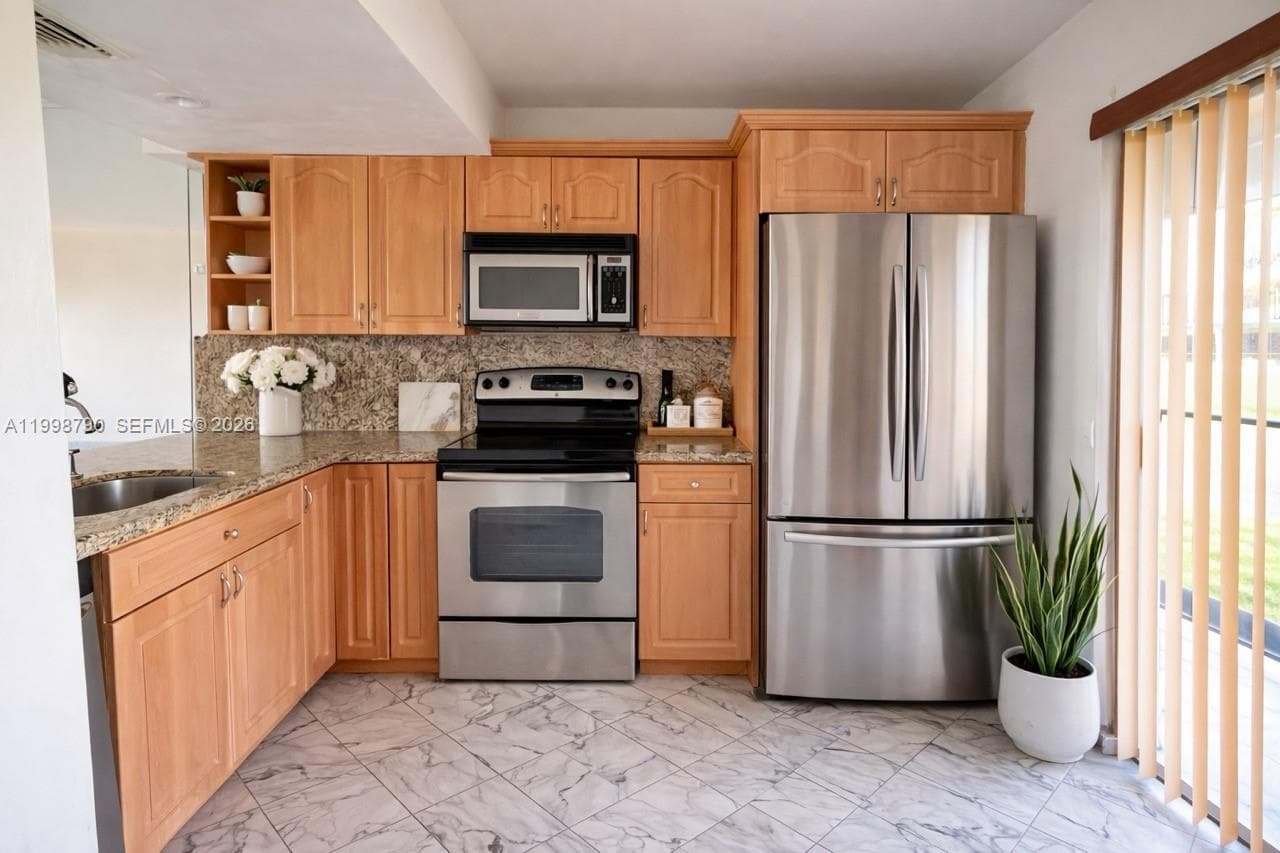 1283 W 51st Place # 12, Hialeah FL 33012 — 5