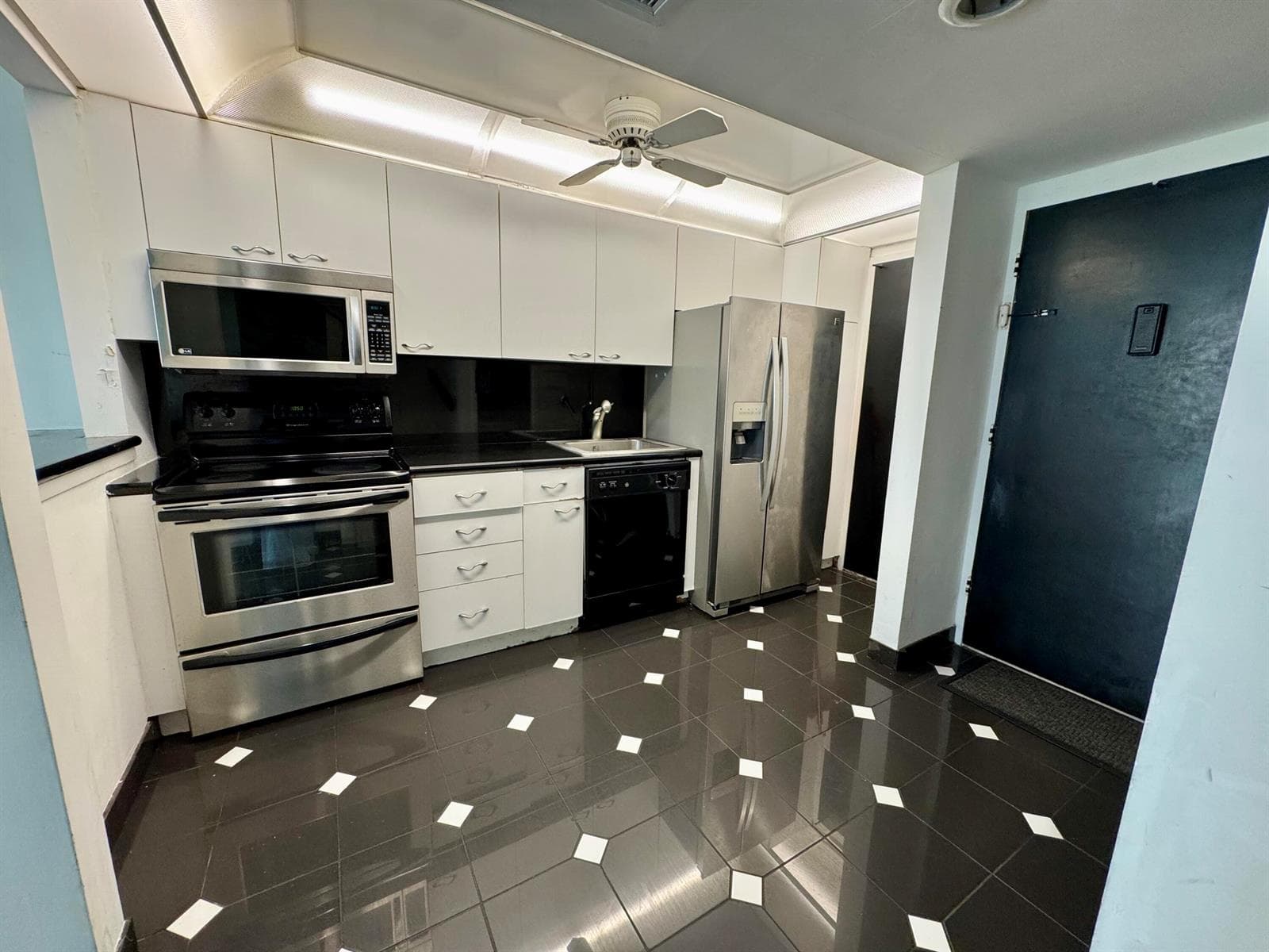 5401 Collins Avenue Apt 144, Miami Beach FL 33140 — 23