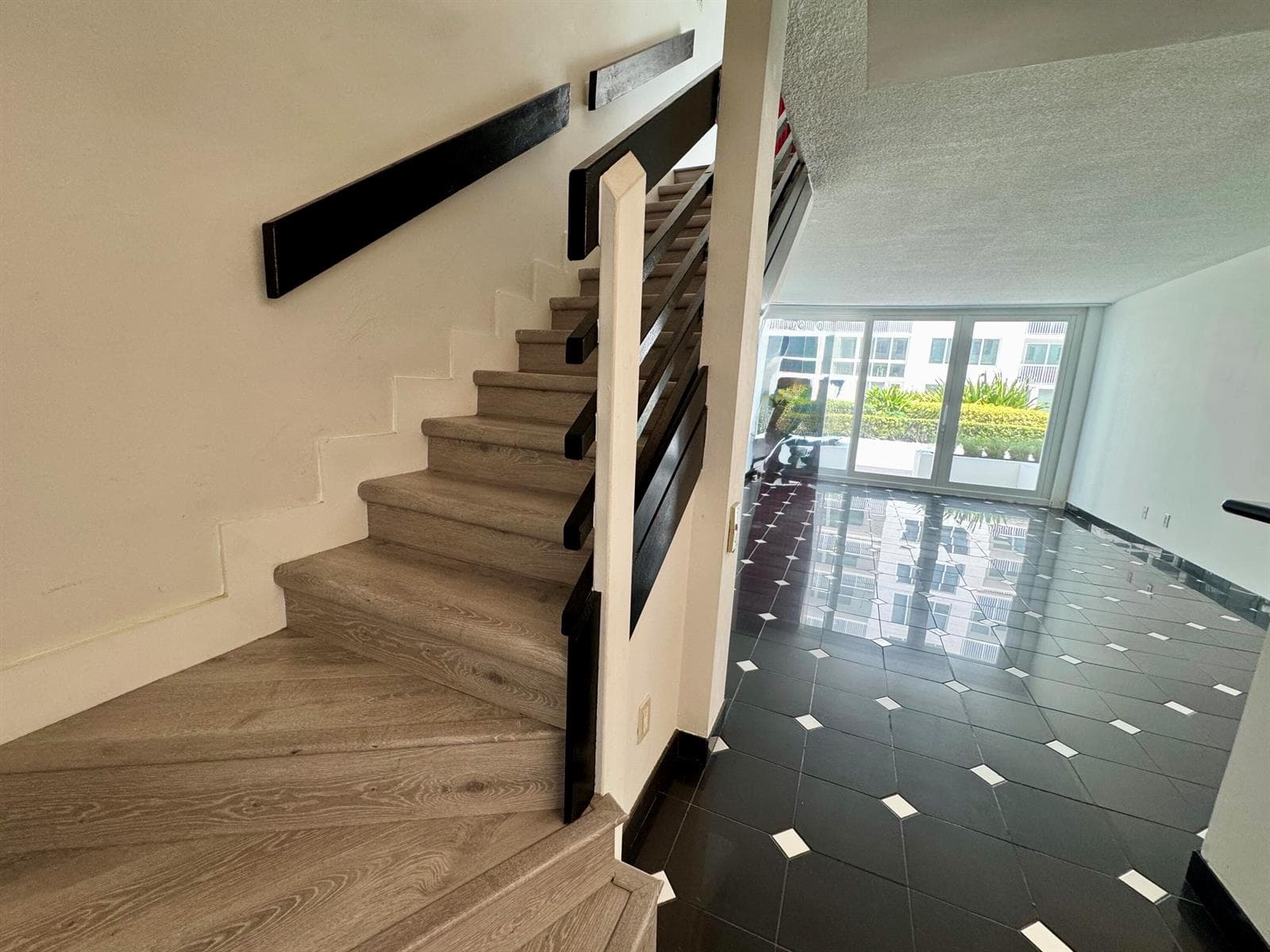 5401 Collins Avenue Apt 144, Miami Beach FL 33140 — 32