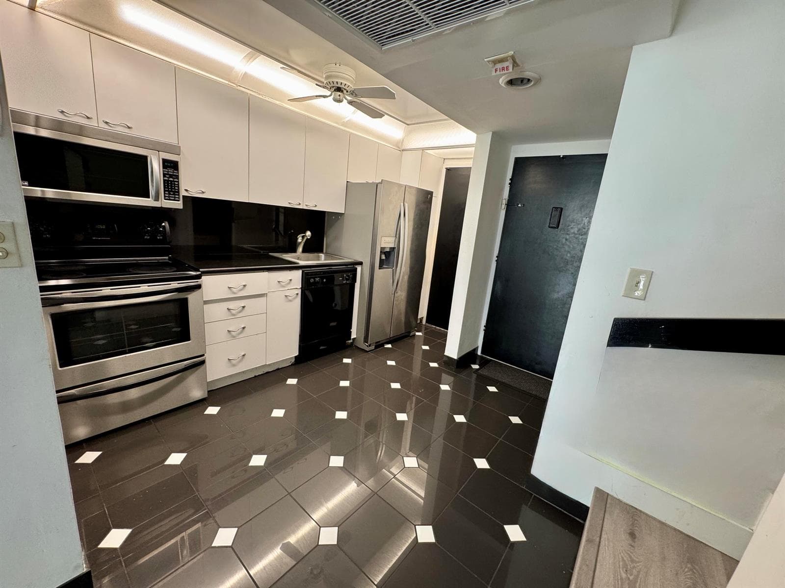 5401 Collins Avenue Apt 144, Miami Beach FL 33140 — 28