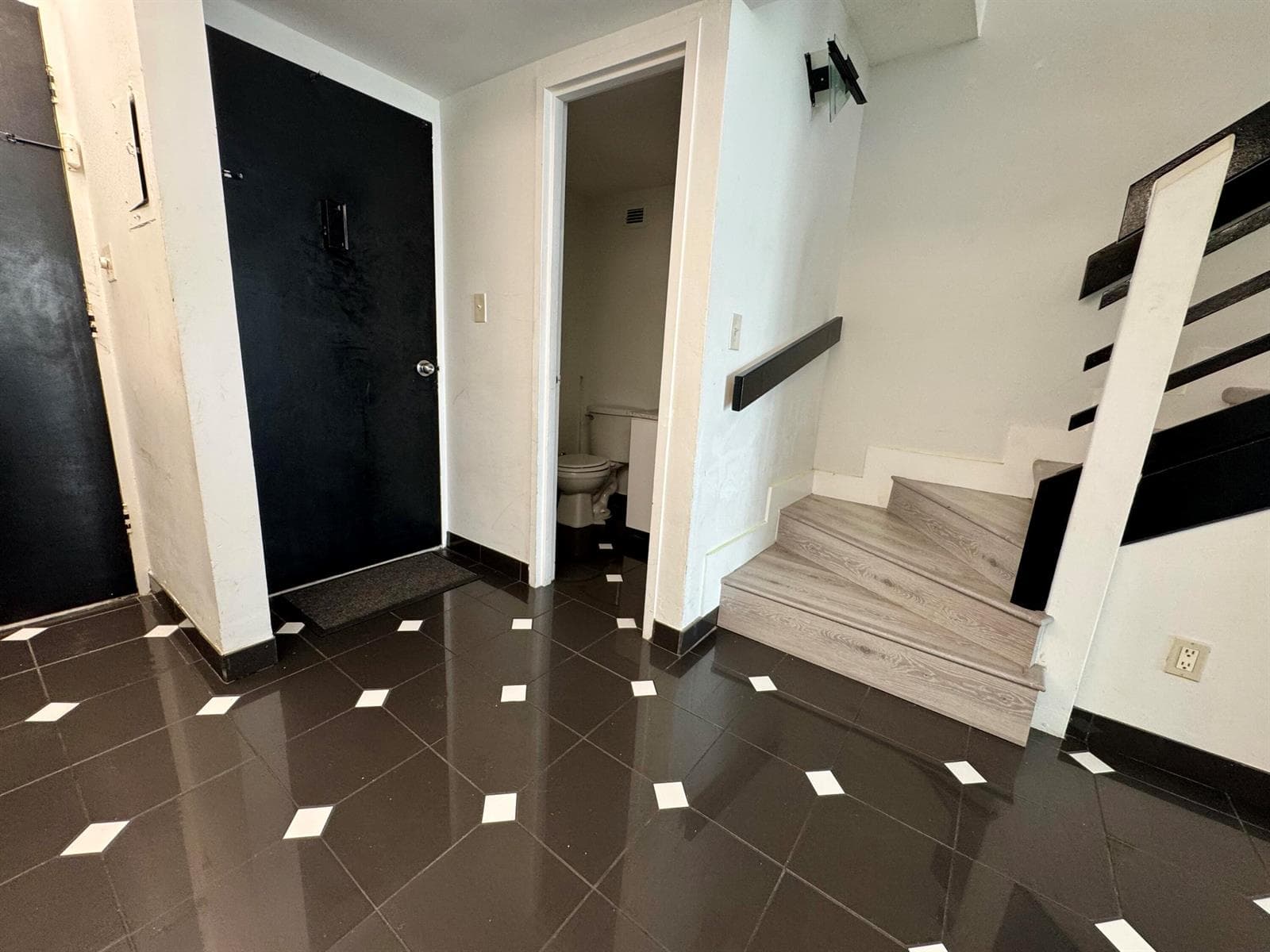 5401 Collins Avenue Apt 144, Miami Beach FL 33140 — 24