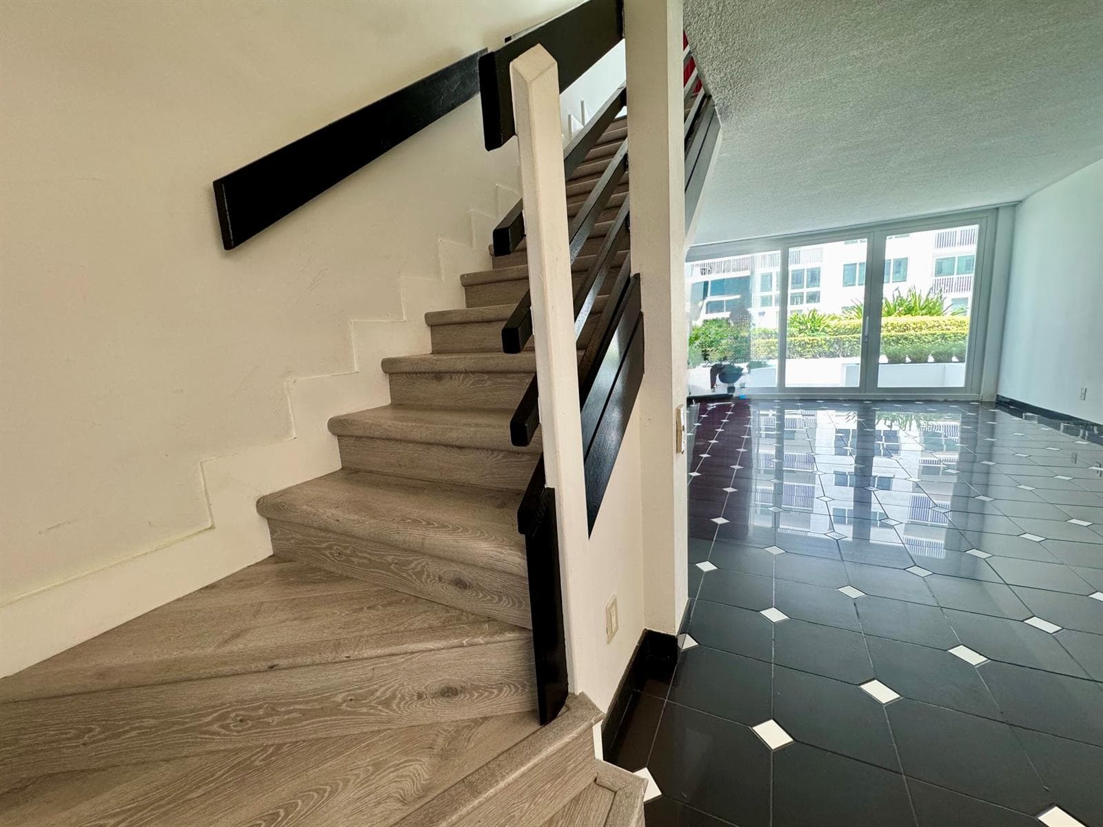 5401 Collins Avenue Apt 144, Miami Beach FL 33140 — 25