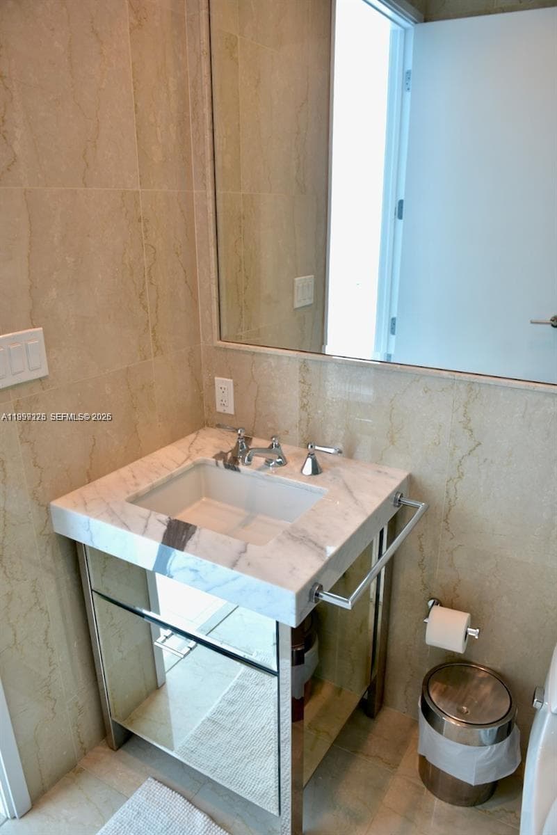 17475 Collins Ave # 2802, Sunny Isles Beach FL 33160 — 23
