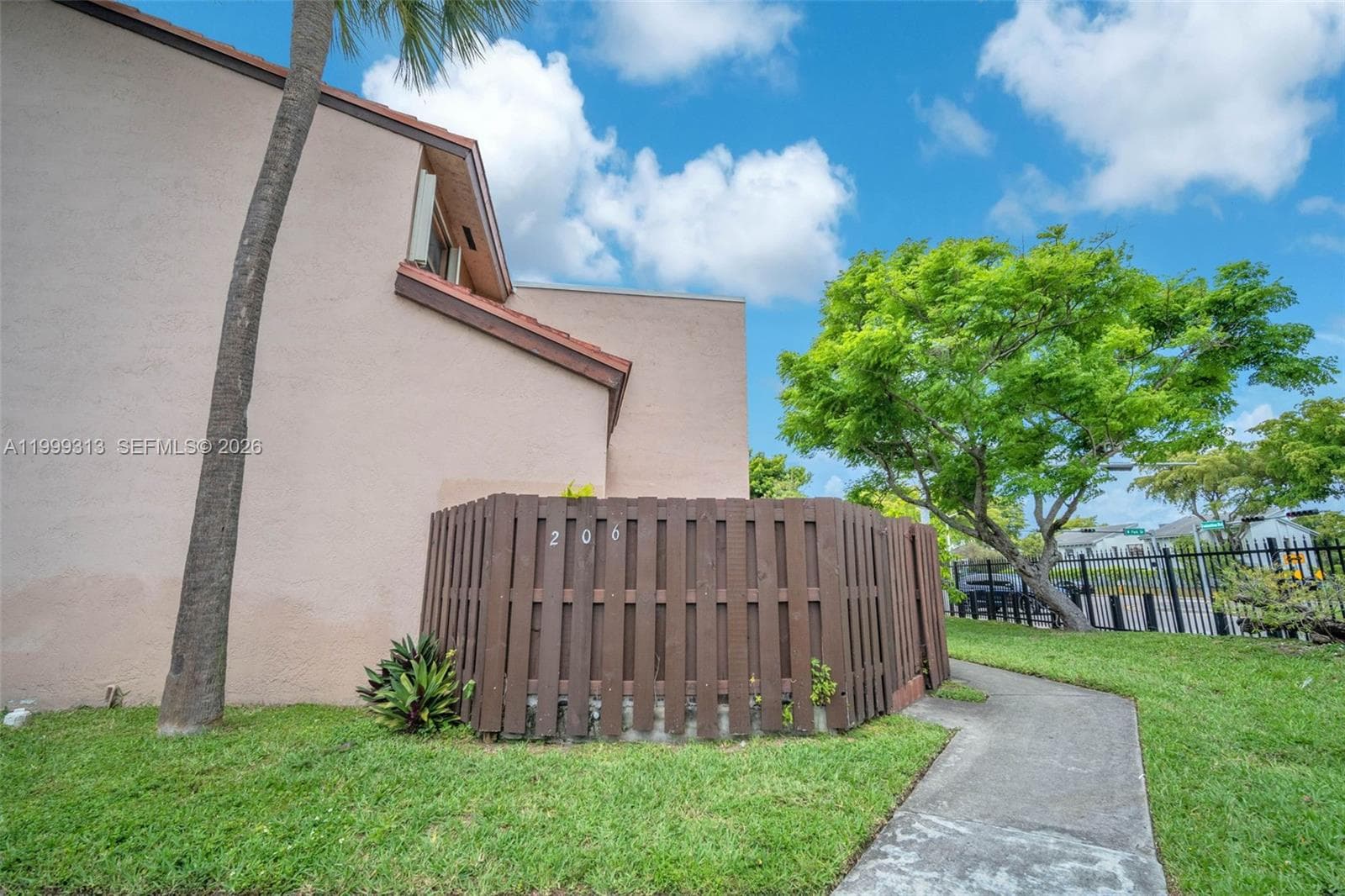 685 W Park Dr # 11, Miami FL 33172 — 3
