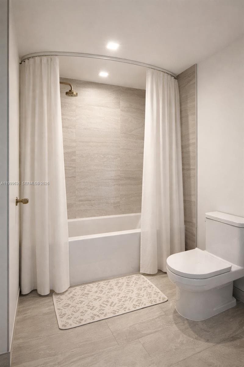77 SE 5 # 1915, Miami FL 33131 — 3