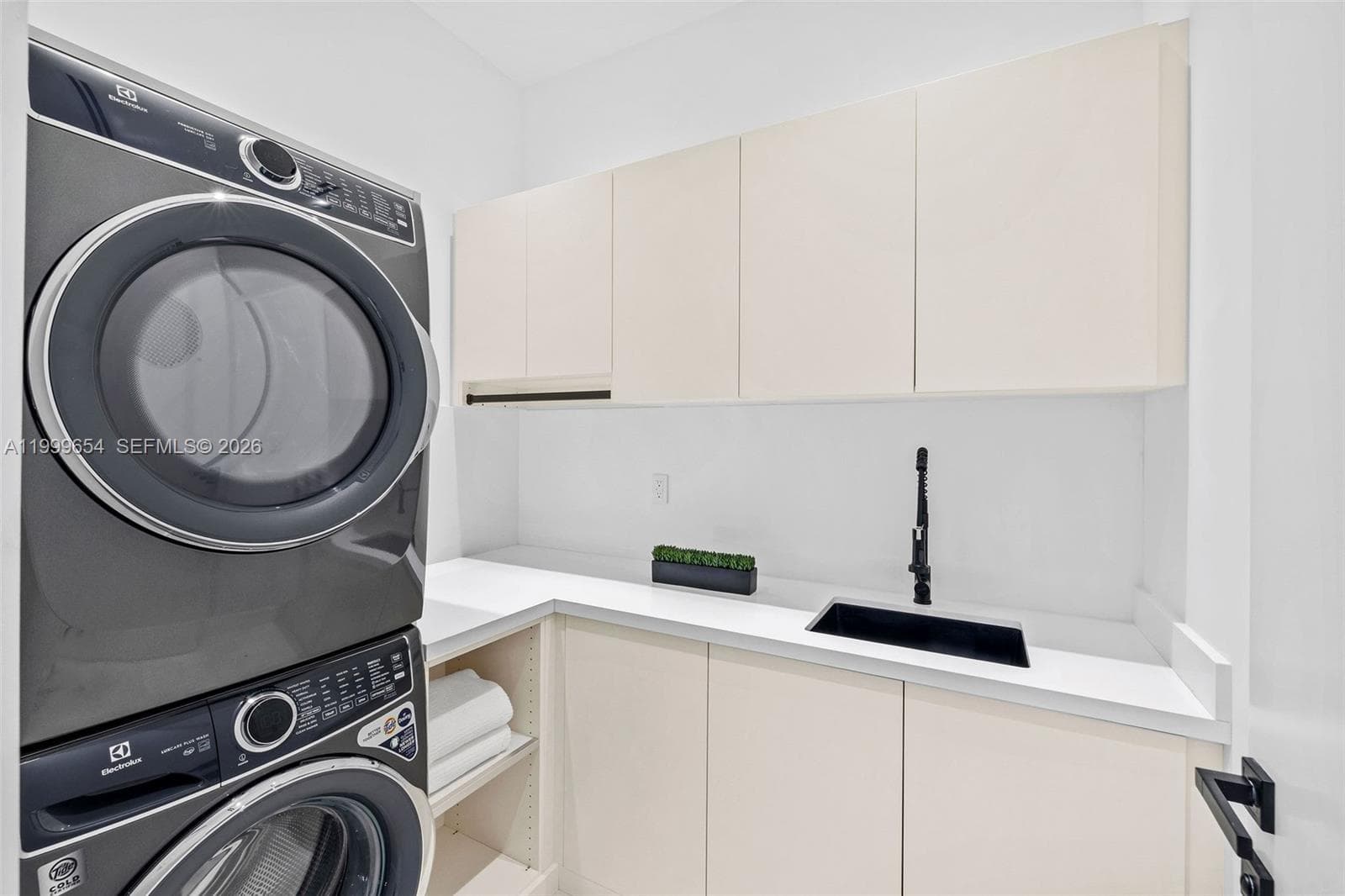 325 W 63rd St, Miami Beach FL 33141 — 17