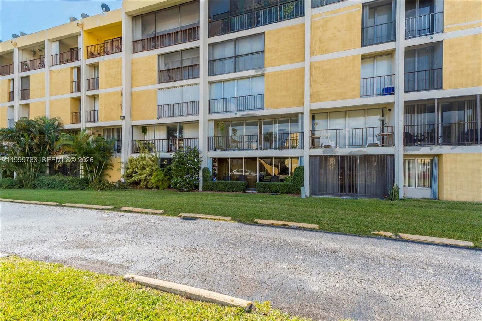9210 Fontainebleau Blvd # 104, Miami FL 33172 — 34