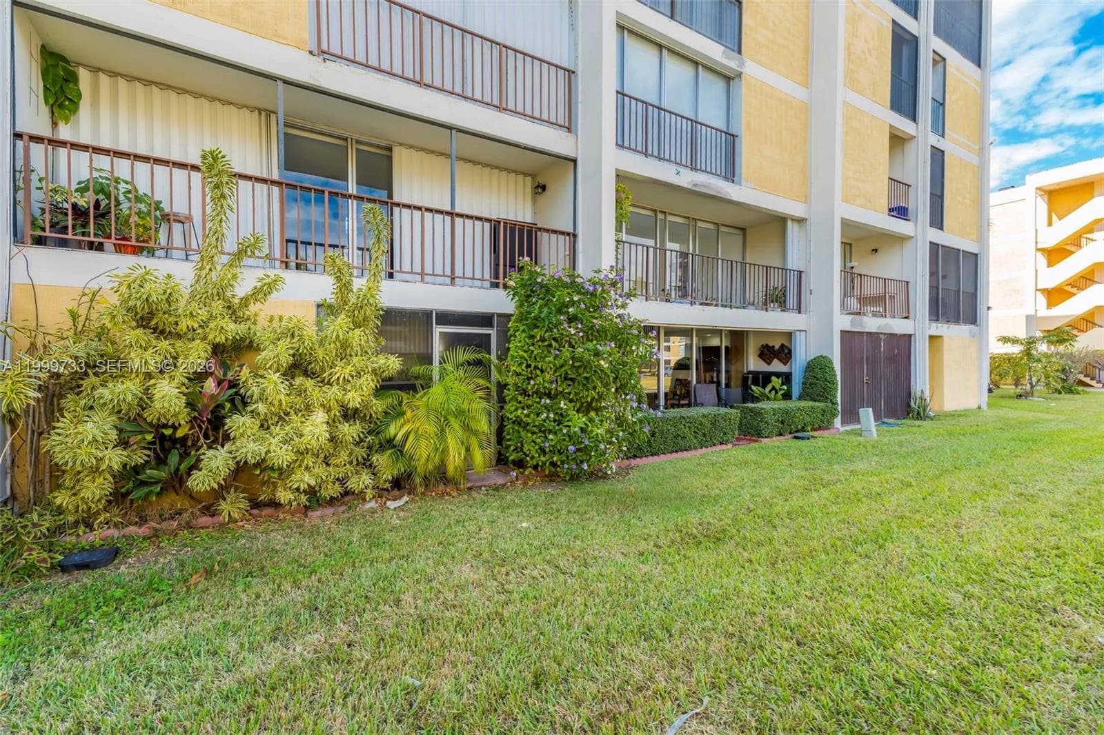 9210 Fontainebleau Blvd # 104, Miami FL 33172 — 33