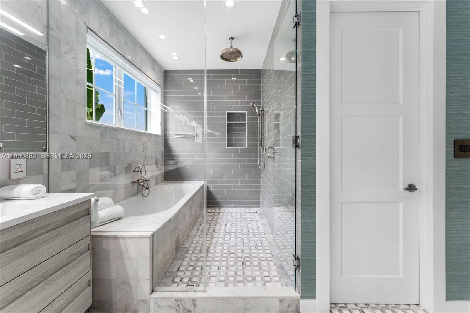 2887 Pine Tree Dr, Miami Beach FL 33140 — 23